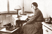 Karin Boye vid skrivbordet